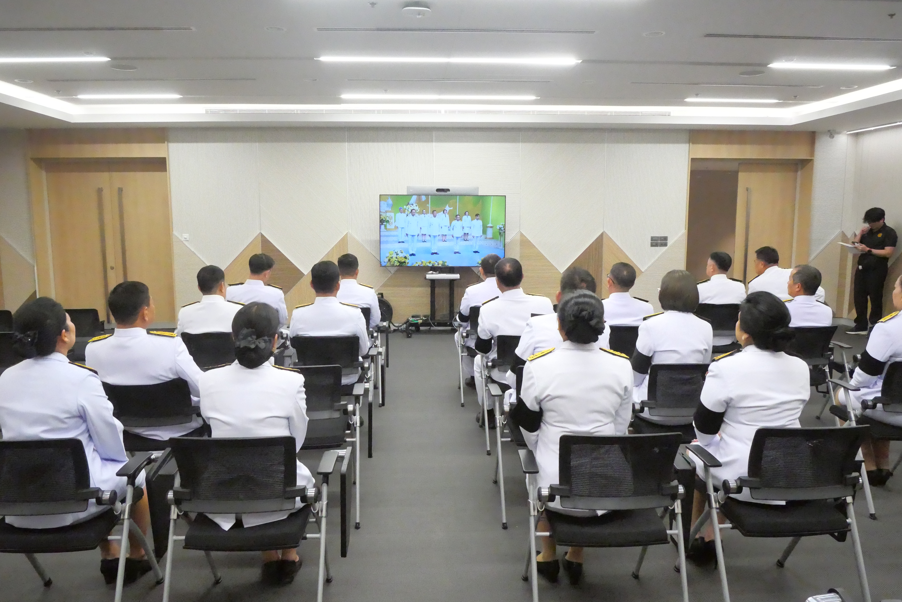 title - คณะผู้บริหาร ส.ป.ก. บันทึกเทปถวายพระพรชัยมงคล สมเด็จพระนางเจ้าสุทิดา พัชรสุธาพิมลลักษณ พระบรมราชินี เนื่องในโอกาสวันเฉลิมพระชนมพรรษา 48 พรรษา